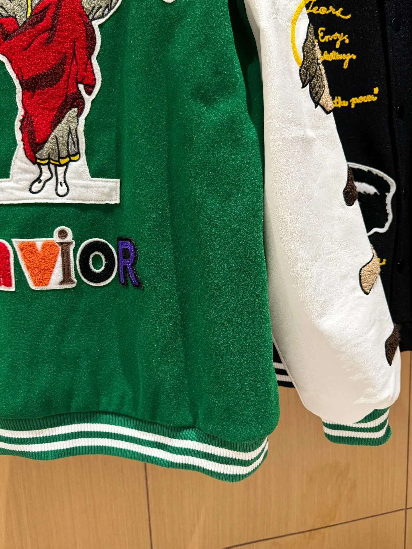 🧸Saint michael Bai Jingting same style embroidered American baseball jacket vintage jacket men and women autumn and winter p380 style number: 255# code number: m-xl color: black, green high version quilted version one is enough for the winter in the north and south multiple splicing techniques for the whole piece original version customized dyeing color 3 times of pattern making for the final version heavy work patch embroidery requires laser burning to carve out the template before embroidering Only a few pieces are produced in a day, and the factory quantity is extremely low. During the NBA All-Star Weekend, James wore a baseball jacket co-branded by Saint Michael and Denim Tears. As a top player in the sports field, in addition to his excellent skills on the court, James is also widely recognized for his ability to match private servers and carry goods off the court. Not only Lao Zhan, but also celebrities such as Bai Jingting are vying to get involved. It has to be said that the eyes of celebrities are really vicious. They are firmly standing at the top of the trend - Washing precautions - Try to avoid strong washing and strong scrubbing during the laundry process. Powerful washing mode of the washing machine. Dark colors will have slight shrinkage and floating colors during the first cleaning, which is unavoidable for knitted fabrics. It is recommended to soak in warm salt water for half an hour before cleaning.